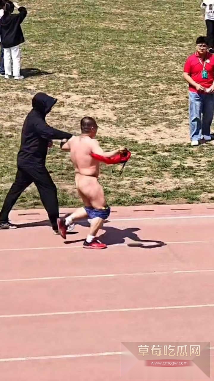 男子校园祼奔 4 男子校园祼奔 4