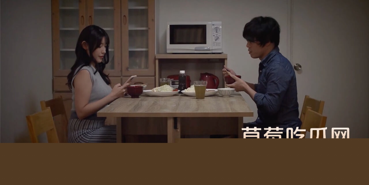 森泽佳奈人妻通话中厕所遭同事连续中出3.jpg 森泽佳奈人妻通话中厕所遭同事连续中出3.jpg