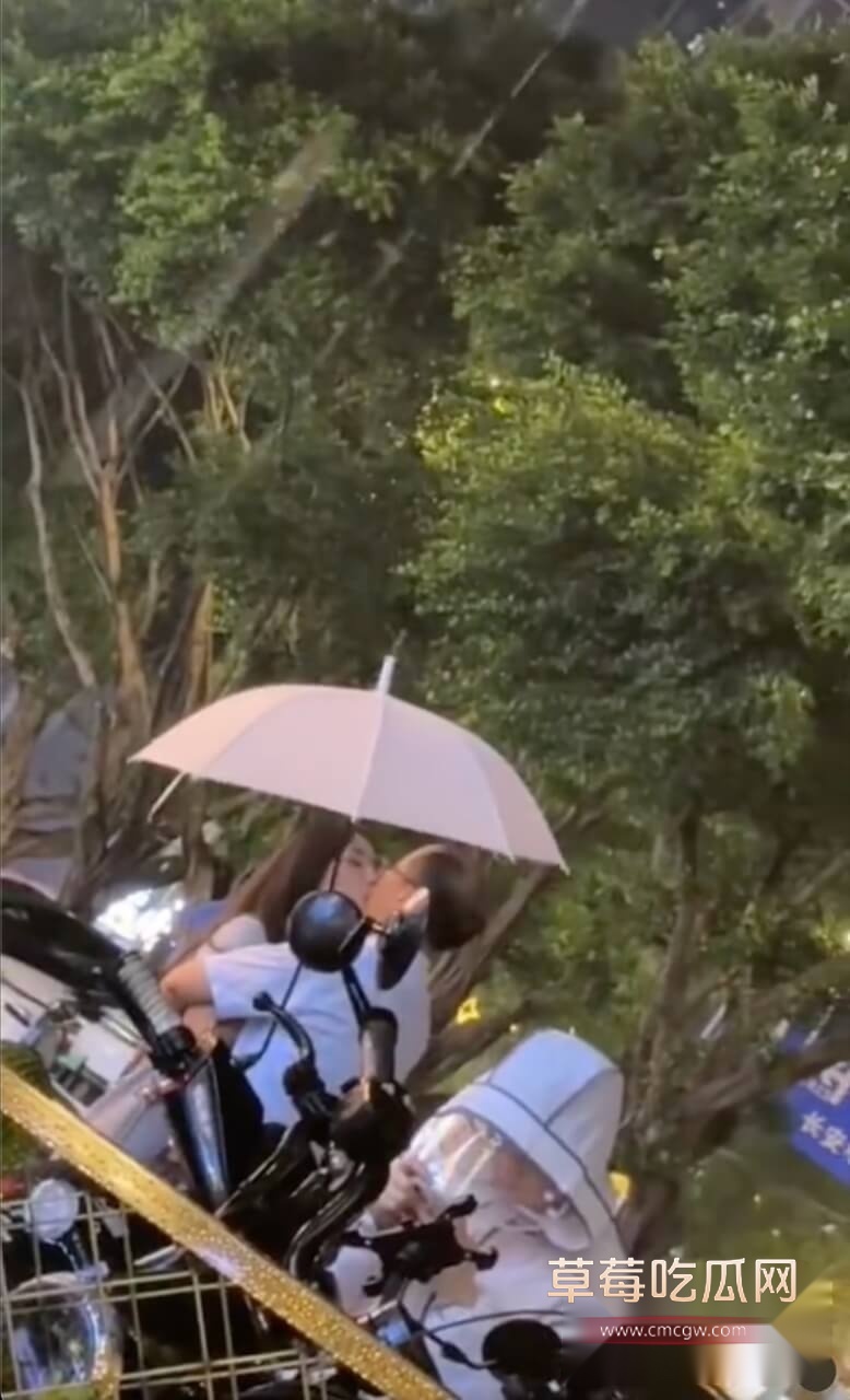西安长安中路爷孙恋1.jpg 西安长安中路爷孙恋1.jpg