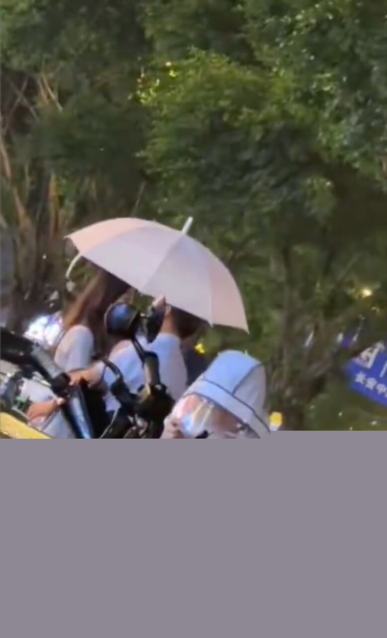 西安长安中路爷孙恋3.jpg 西安长安中路爷孙恋3.jpg