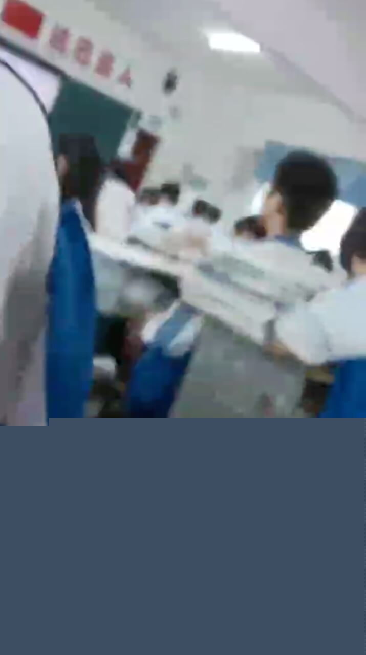 高考前高三学生教室里不雅行为4.jpg