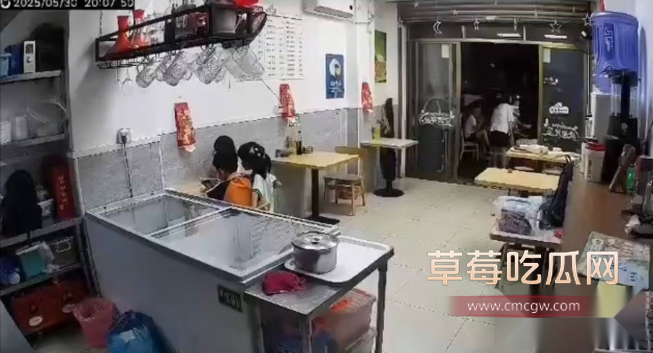 江门蓬江小车撞入店铺 1 江门蓬江小车撞入店铺 1