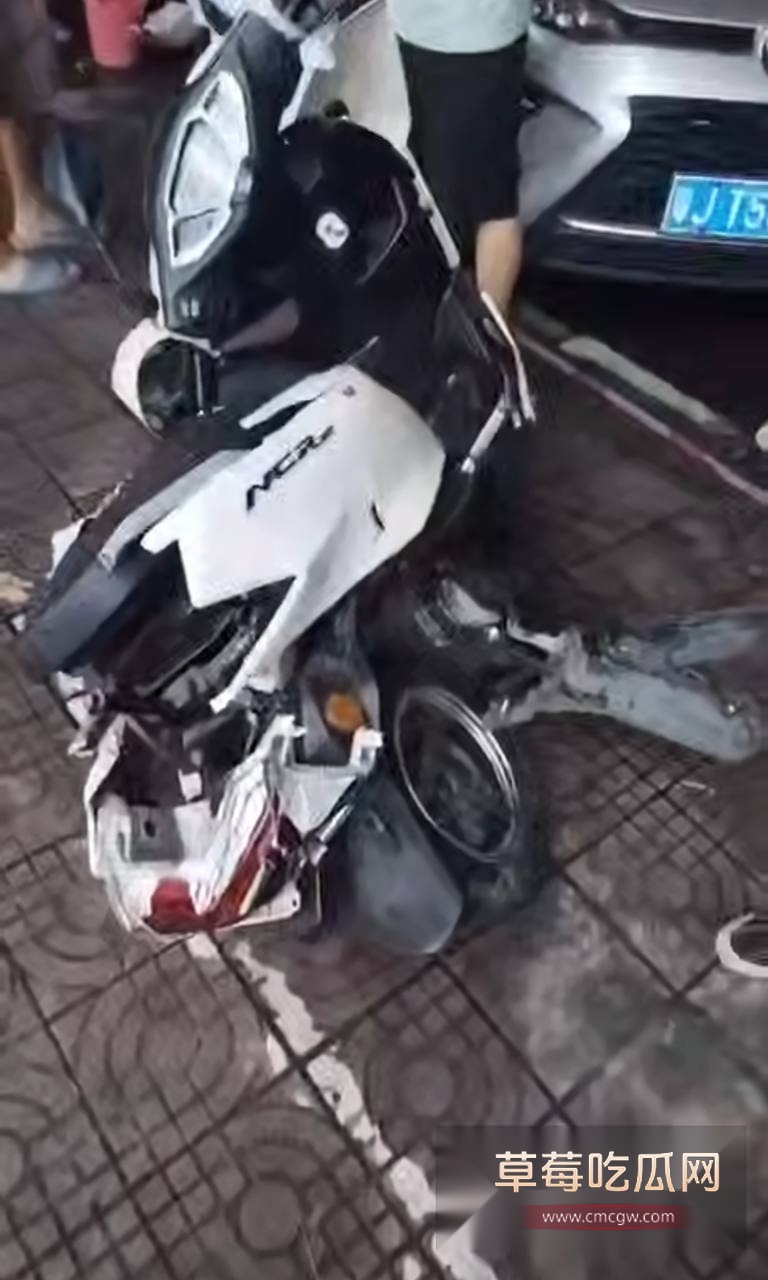 江门蓬江小车撞入店铺 2 江门蓬江小车撞入店铺 2