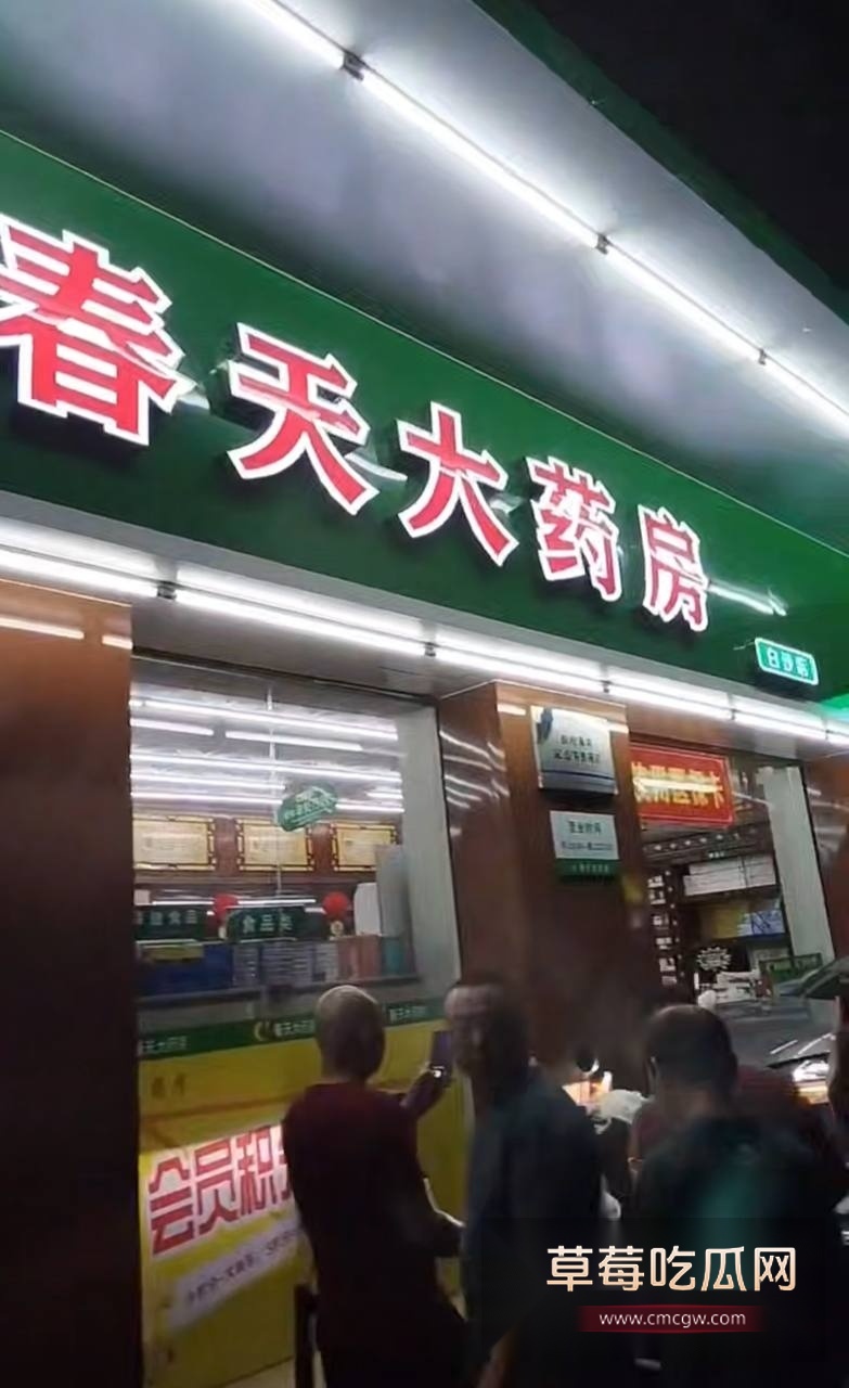 江门蓬江小车撞入店铺 3 江门蓬江小车撞入店铺 3
