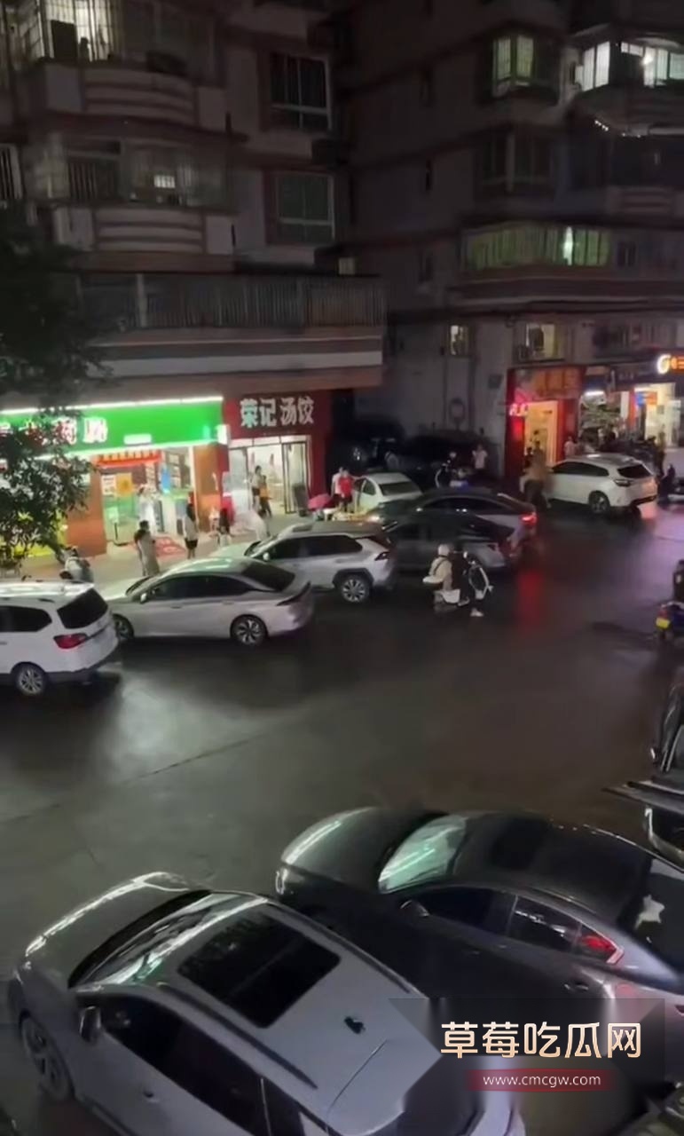 江门蓬江小车撞入店铺 4 江门蓬江小车撞入店铺 4