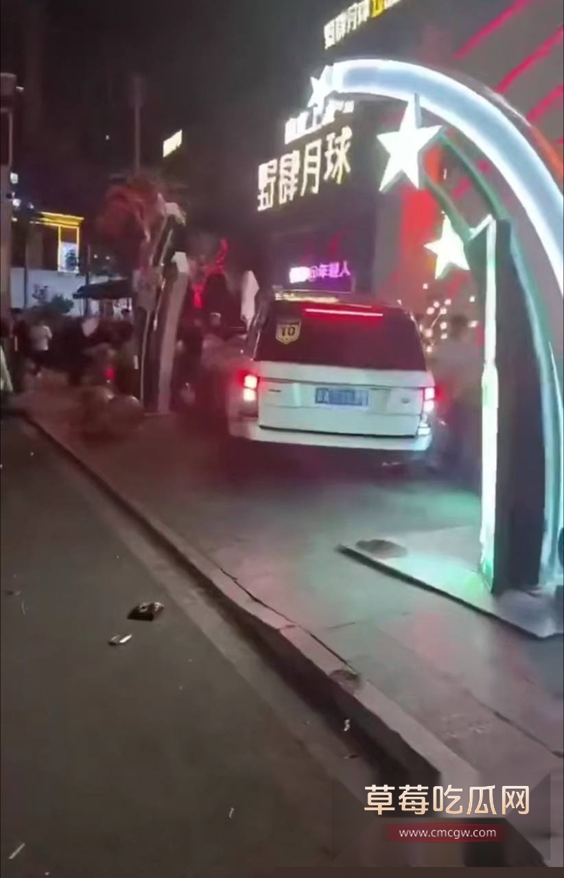 开路虎冲撞路人 4 开路虎冲撞路人 4