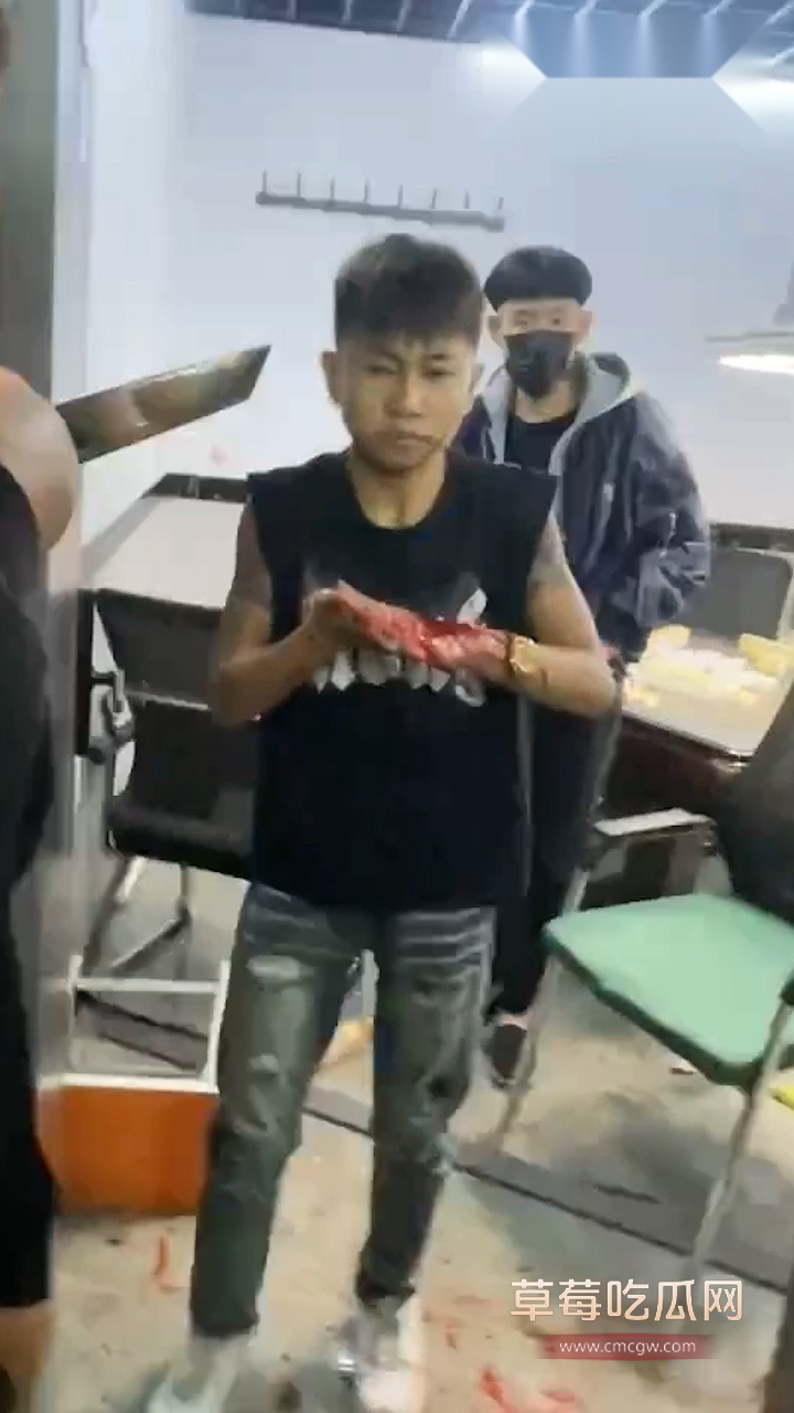 精神小伙砍人 5 精神小伙砍人 5