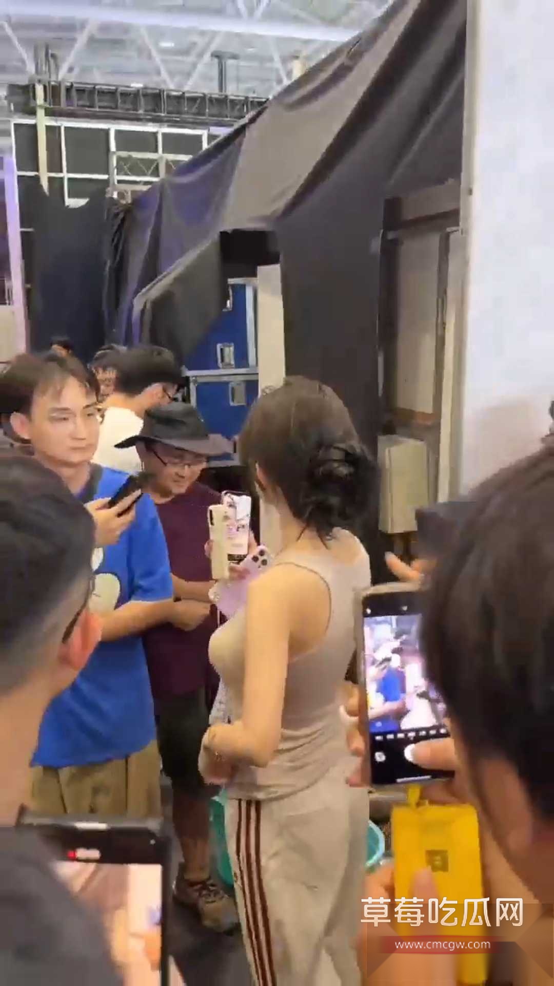 肘击大师袭胸给抓现场 1 肘击大师袭胸给抓现场 1