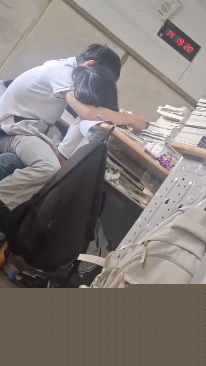 高三妹子趁午休和男友做着不雅事2 高三妹子趁午休和男友做着不雅事2