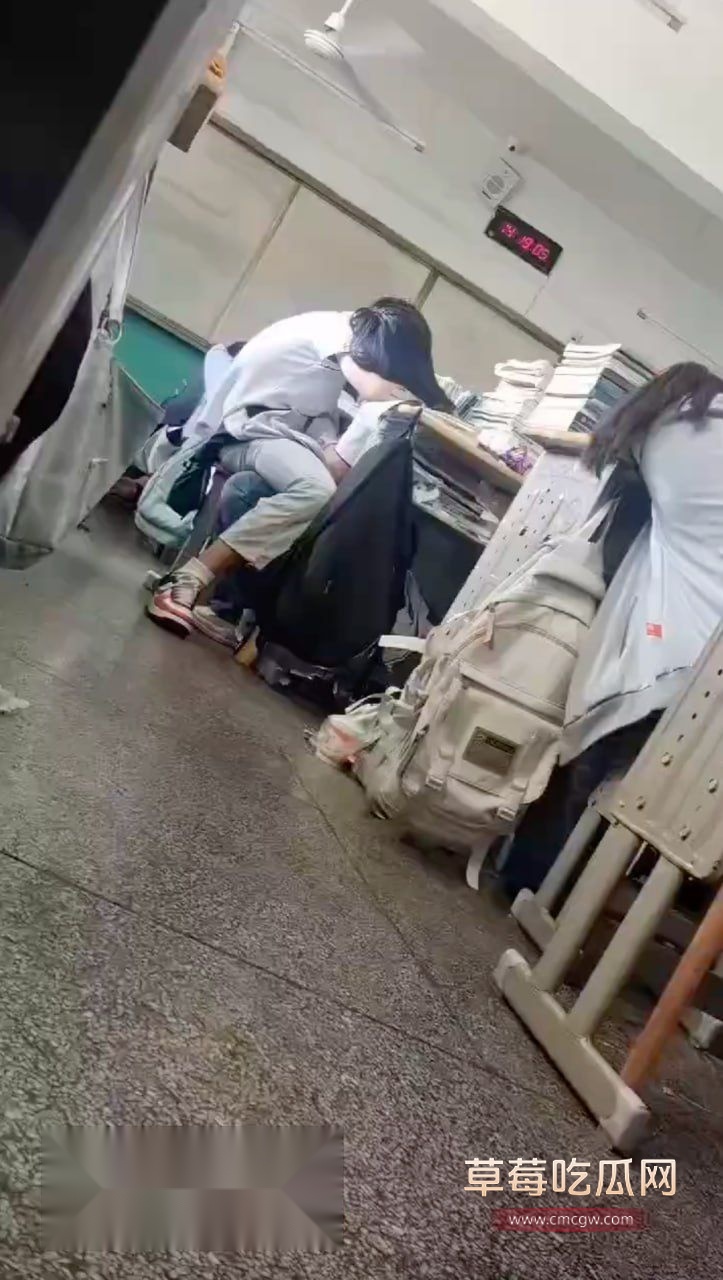 高三妹子趁午休和男友做着不雅事1 高三妹子趁午休和男友做着不雅事1