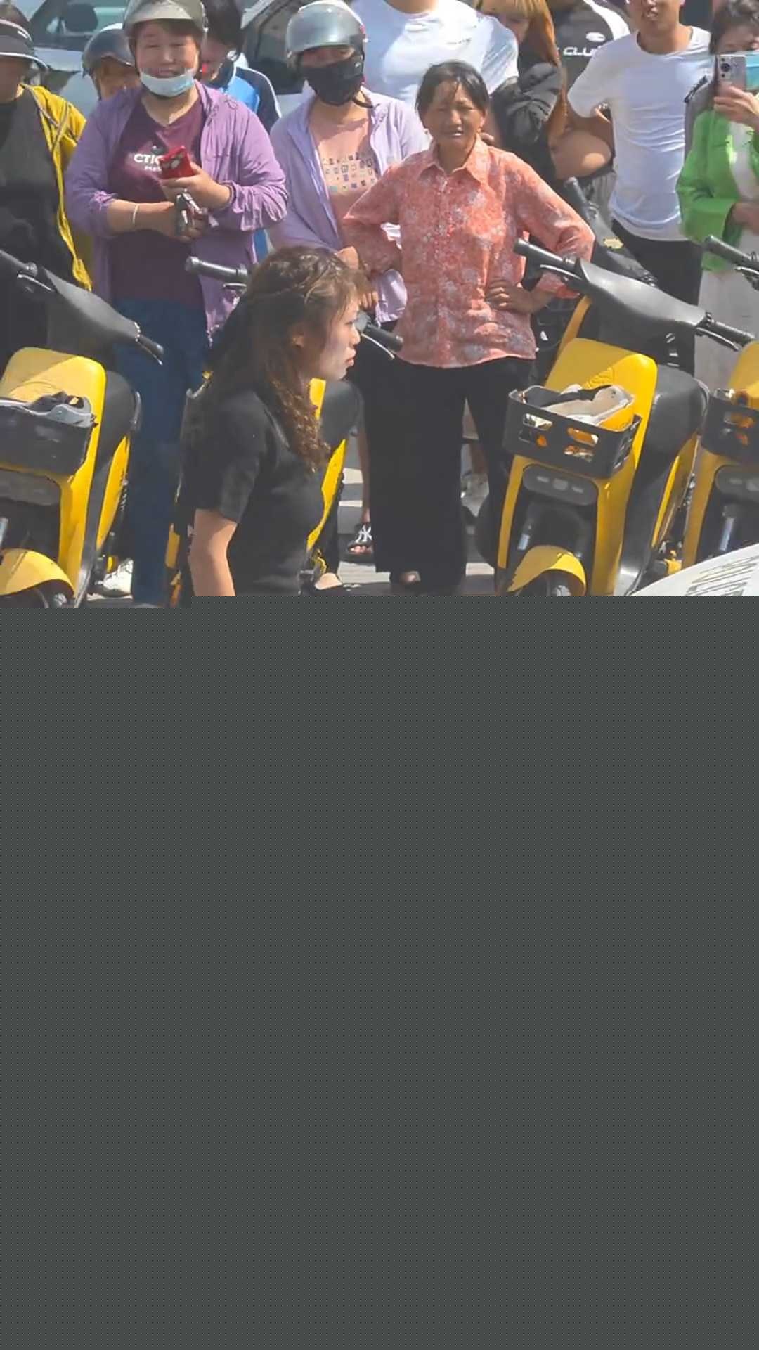 女子因违停被贴罚单后情绪激动 2 女子因违停被贴罚单后情绪激动 2