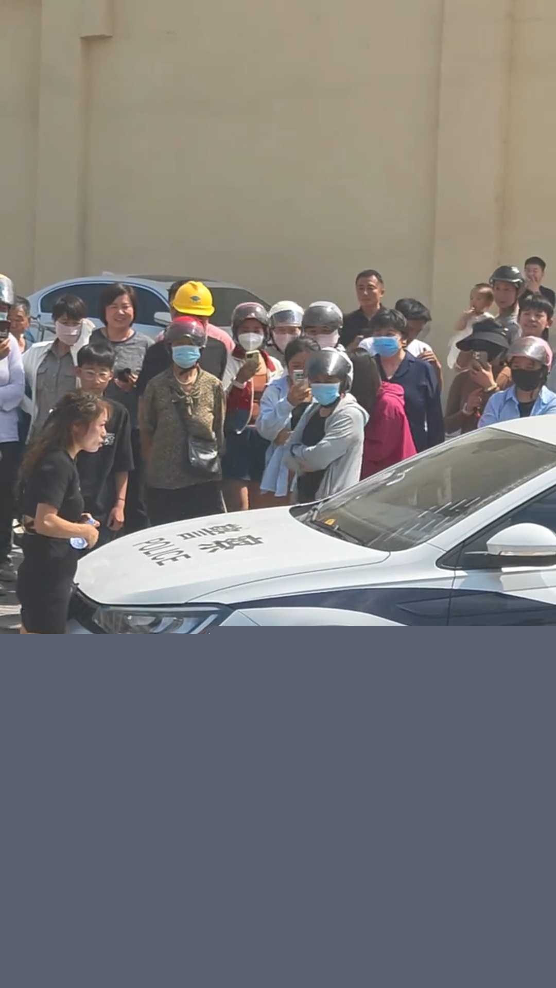 女子因违停被贴罚单后情绪激动 3 女子因违停被贴罚单后情绪激动 3