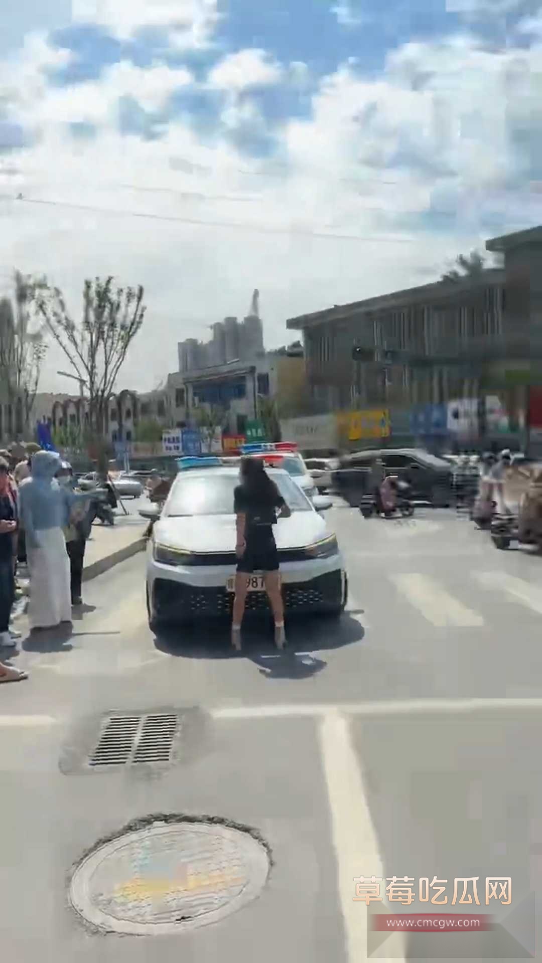 女子因违停被贴罚单后情绪激动 5 女子因违停被贴罚单后情绪激动 5