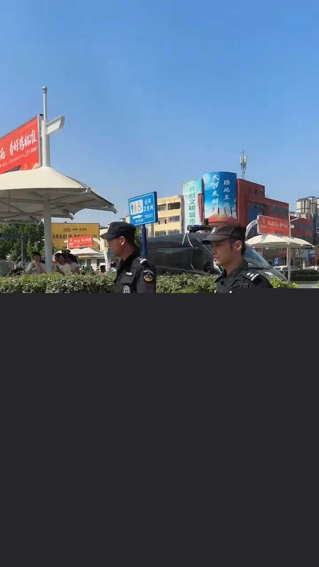 女子因违停被贴罚单后情绪激动 6 女子因违停被贴罚单后情绪激动 6