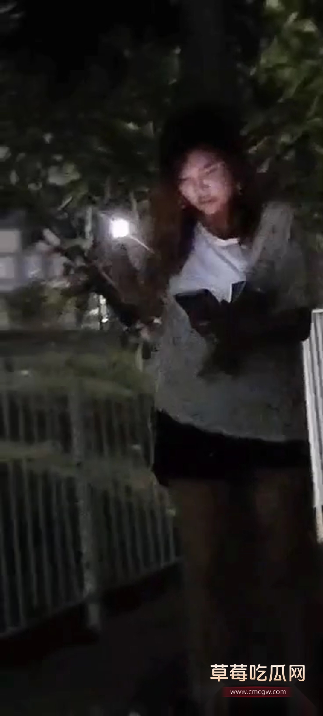 网友深夜回家看见路边有人后入运动偷拍 1 网友深夜回家看见路边有人后入运动偷拍 1