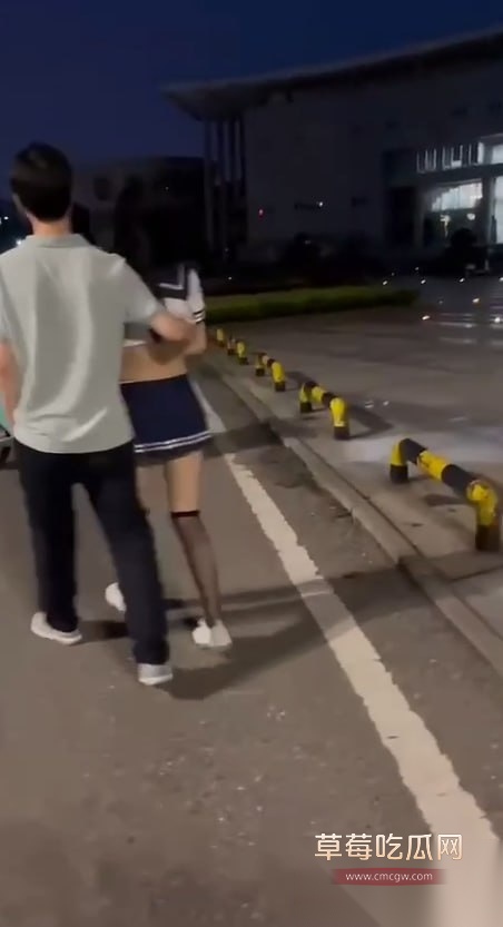 湖北经济学院JK嫩妹户外玩露出 6 湖北经济学院JK嫩妹户外玩露出 6