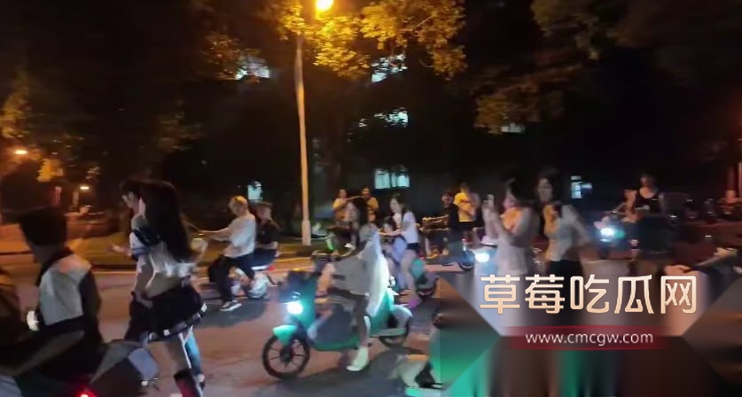 湖北经济学院JK嫩妹户外玩露出 7 湖北经济学院JK嫩妹户外玩露出 7