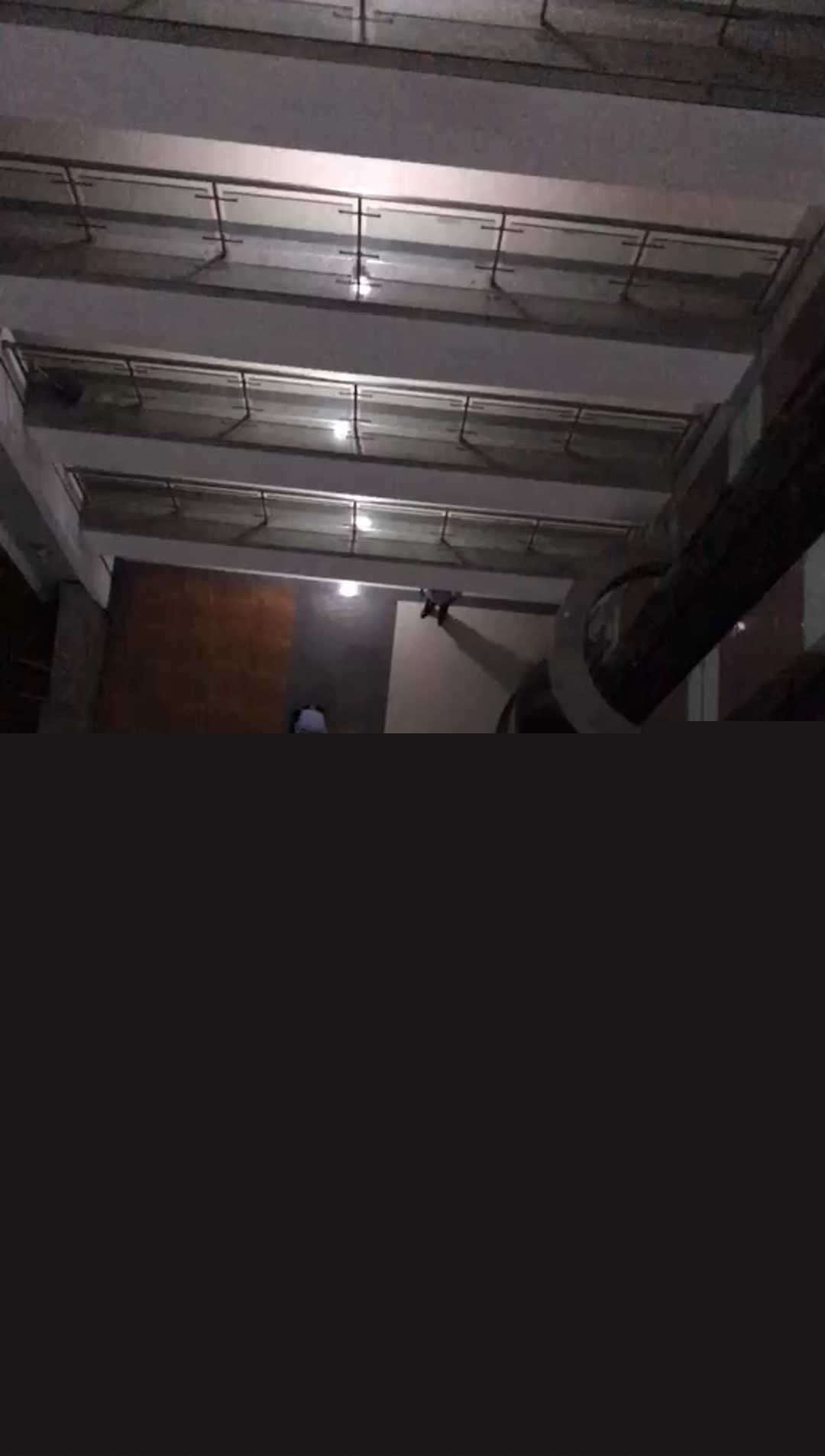 女子穿一身红跳楼 1 女子穿一身红跳楼 1