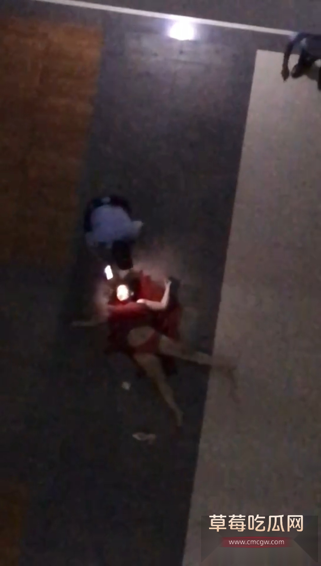女子穿一身红跳楼 2 女子穿一身红跳楼 2