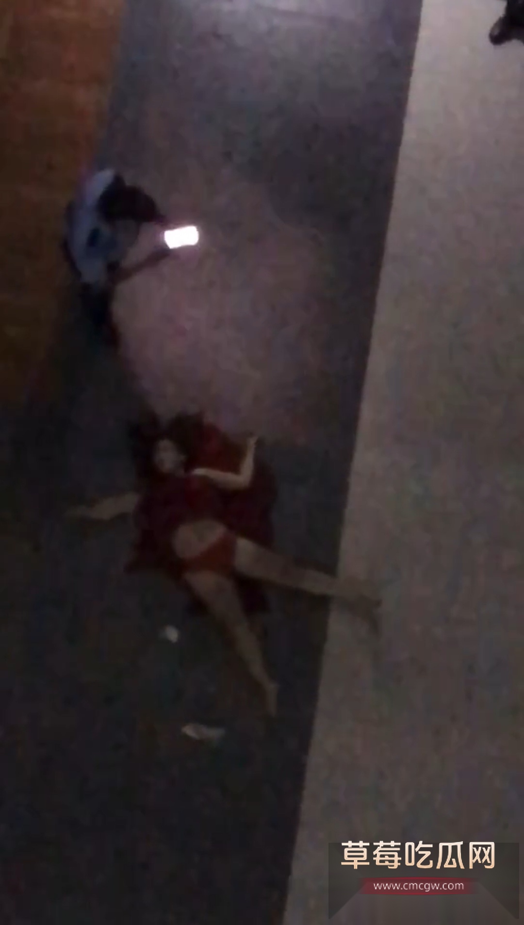 女子穿一身红跳楼 3 女子穿一身红跳楼 3