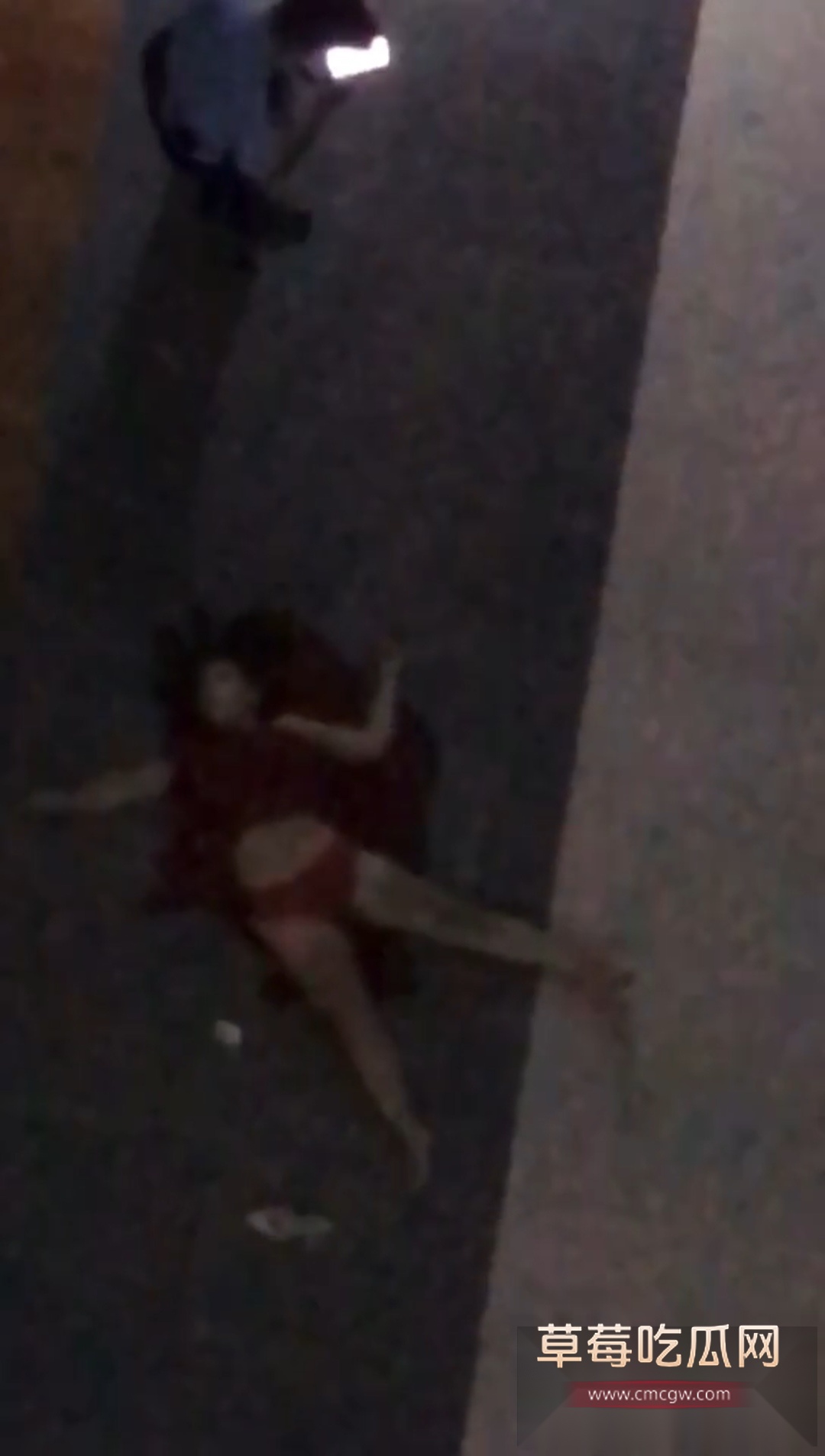 女子穿一身红跳楼 4 女子穿一身红跳楼 4