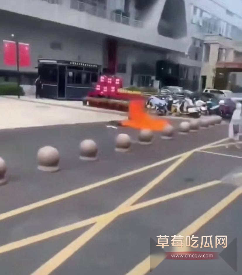 市政中心门前自焚 4 市政中心门前自焚 4