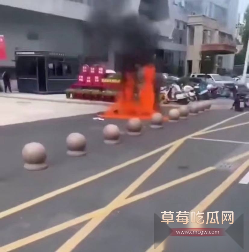 市政中心门前自焚 3 市政中心门前自焚 3