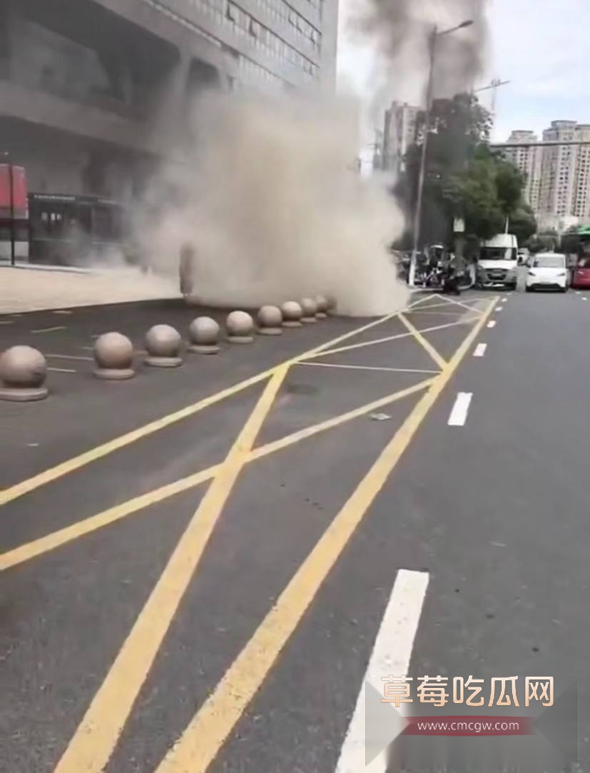市政中心门前自焚 1 市政中心门前自焚 1