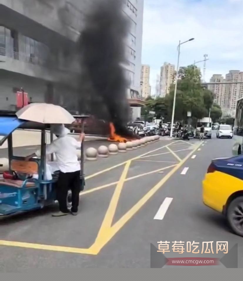 市政中心门前自焚 2 市政中心门前自焚 2