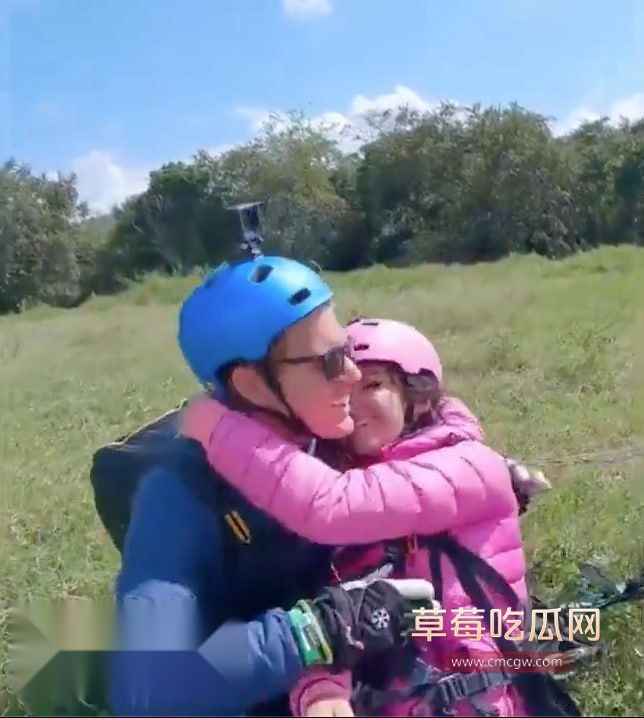 女富婆跳伞玩刺激1