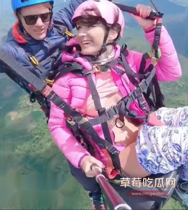 女富婆跳伞玩刺激3