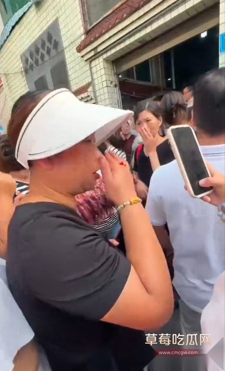 家长举报自贡富顺一小学食堂吃的是劣质肉 8