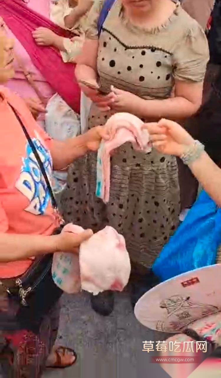 家长举报自贡富顺一小学食堂吃的是劣质肉 10