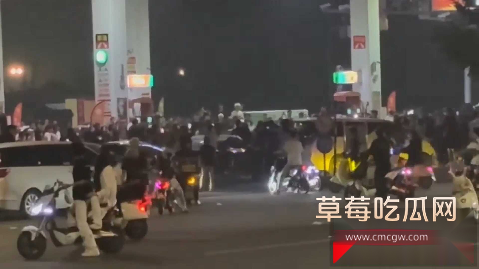 数十人持械精神小伙砸车 1 数十人持械精神小伙砸车 1