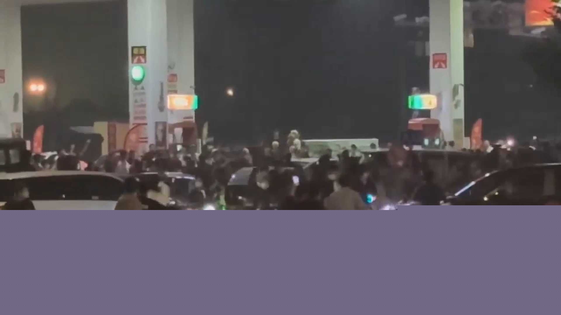 数十人持械精神小伙砸车 2 数十人持械精神小伙砸车 2