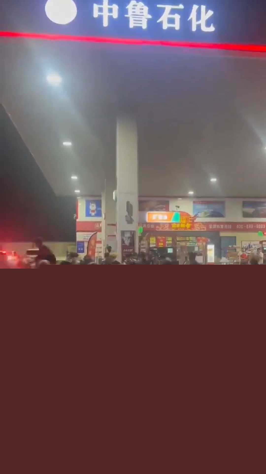 数十人持械精神小伙砸车 3 数十人持械精神小伙砸车 3