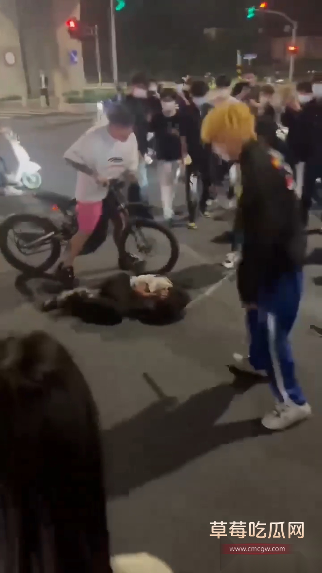 数十人持械精神小伙砸车 5 数十人持械精神小伙砸车 5