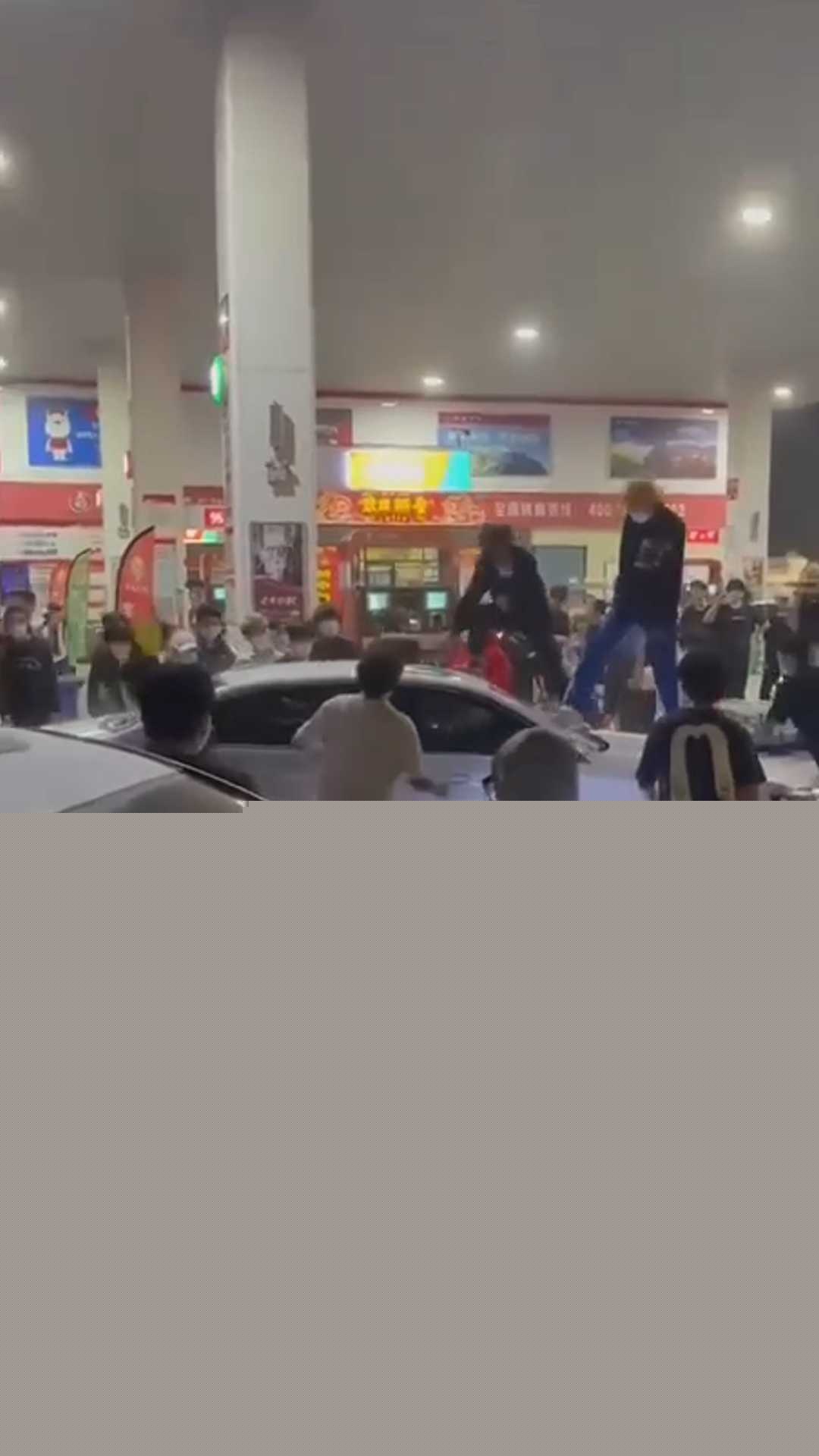 数十人持械精神小伙砸车 6 数十人持械精神小伙砸车 6