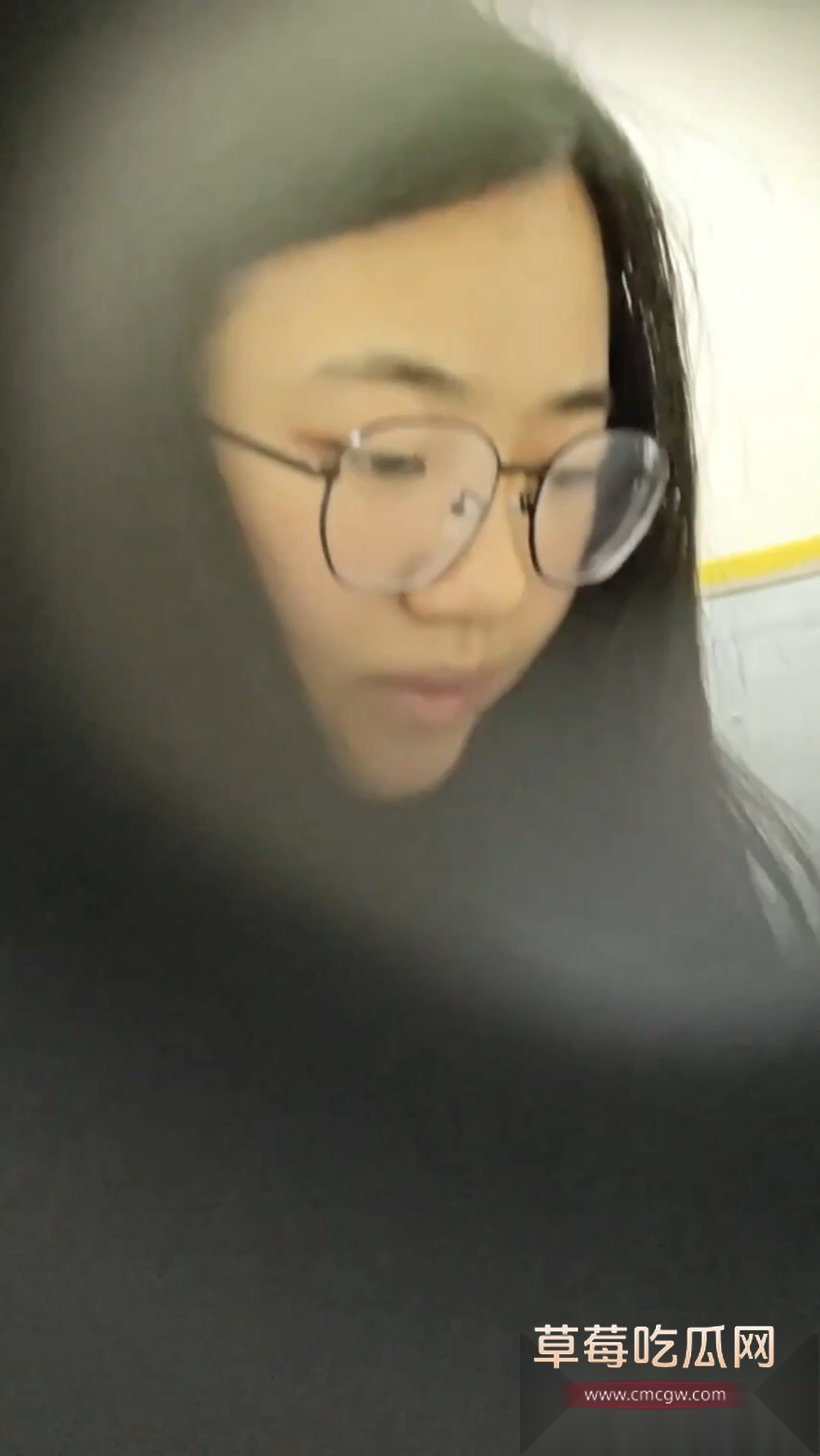 屌丝潜入高校女厕偷拍同学尿尿 1