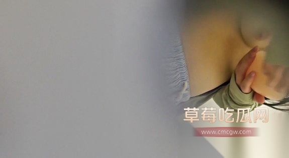 屌丝潜入高校女厕偷拍同学尿尿 11