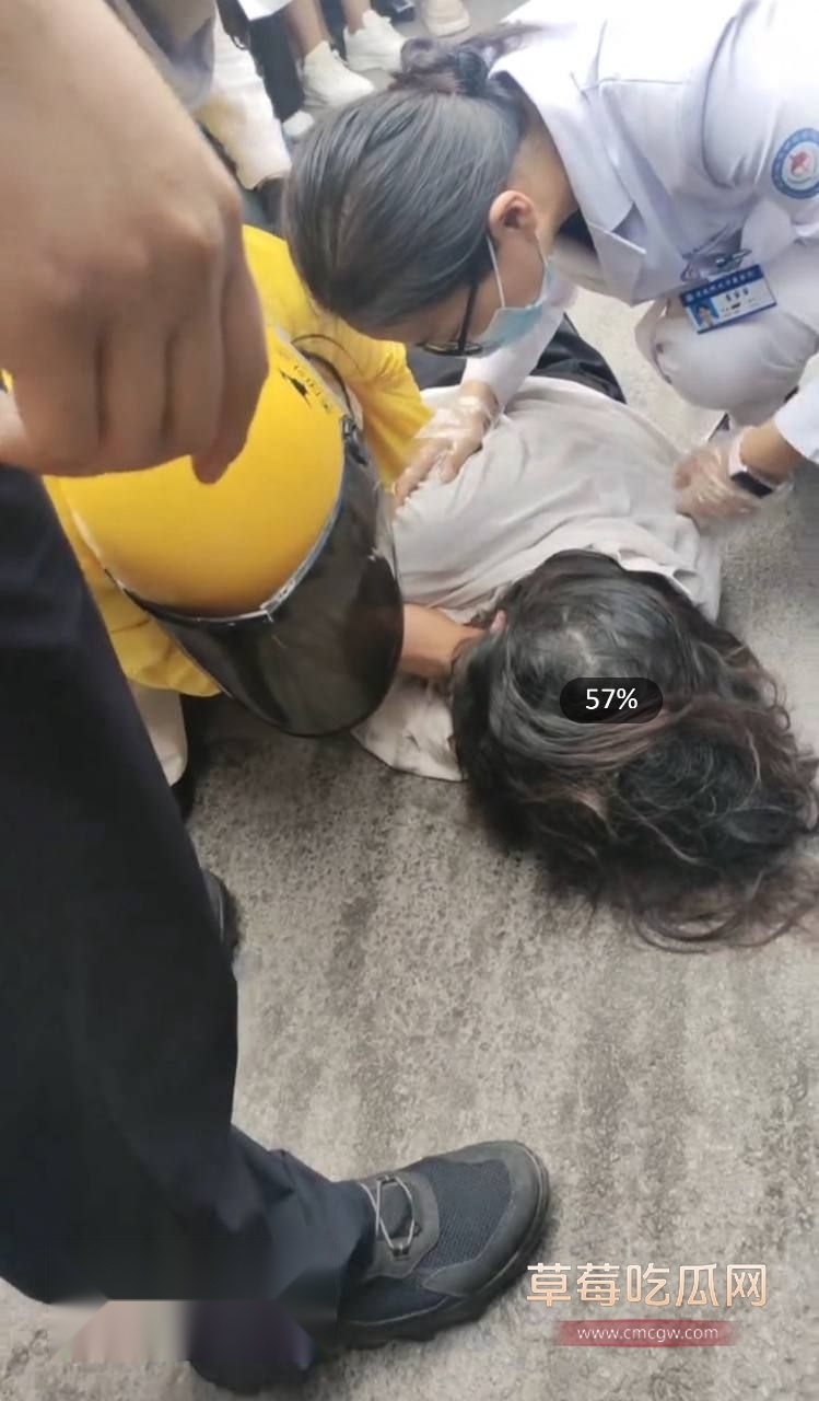 山东一女子被抓奸殴打后倒地不起5 山东一女子被抓奸殴打后倒地不起5