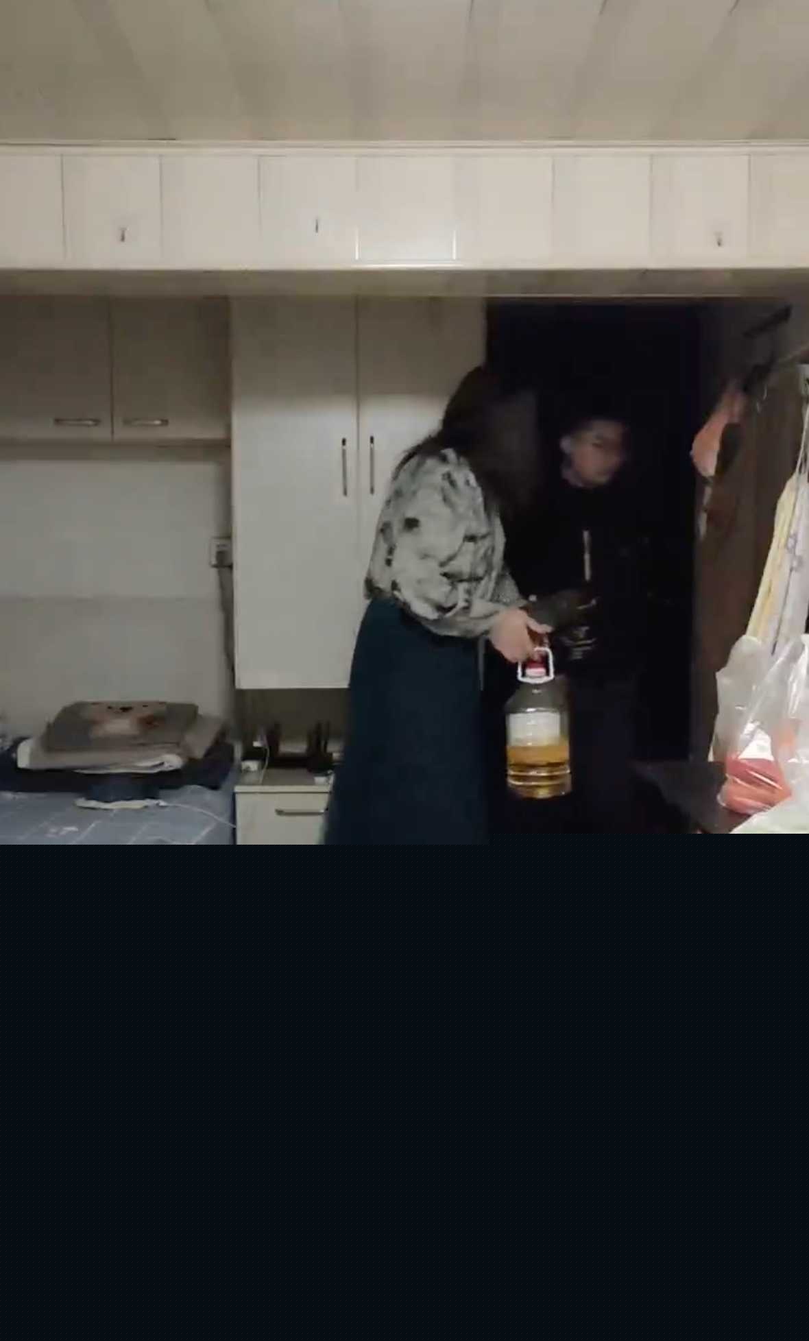 提半桶油小哥1.jpg 提半桶油小哥1.jpg