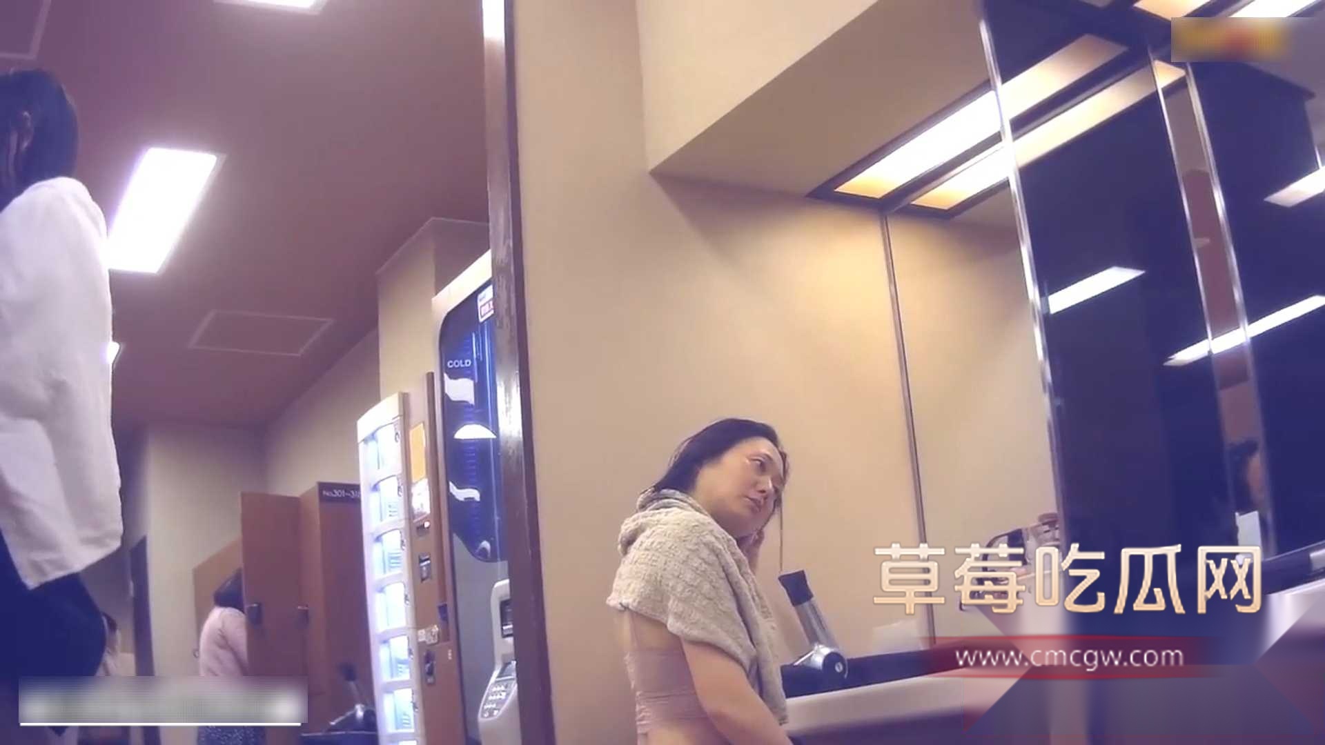 洗浴间内部真实偸拍 2 洗浴间内部真实偸拍 2