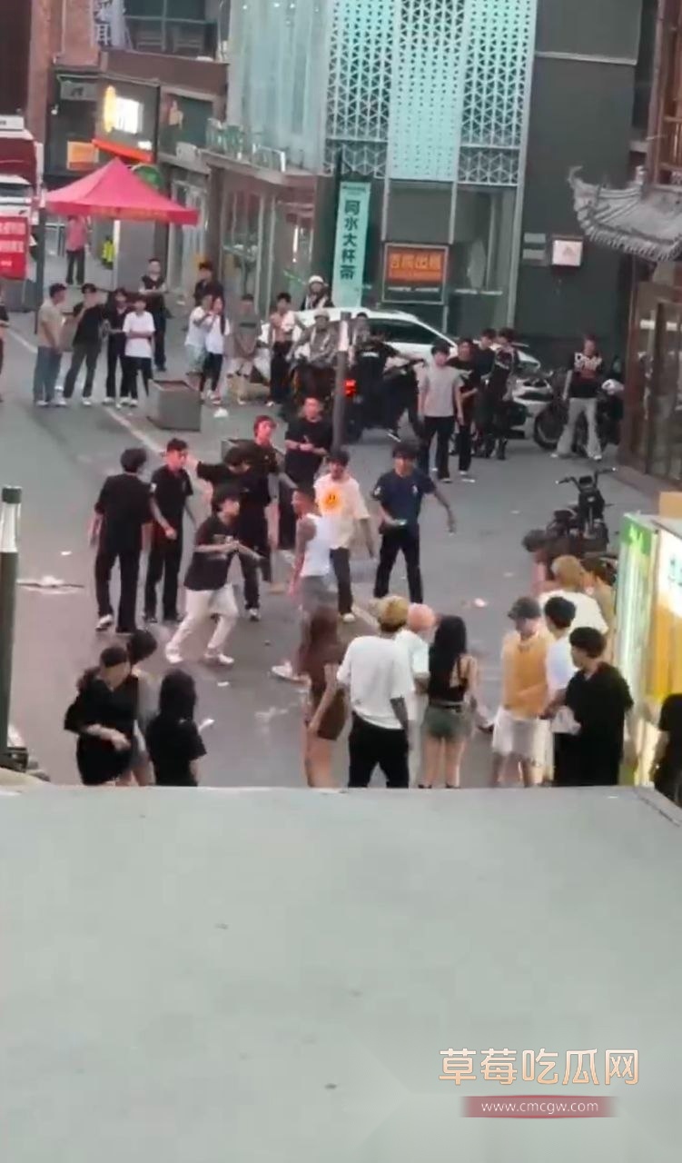 年轻人争强好胜 街头打架群殴 1 年轻人争强好胜 街头打架群殴 1