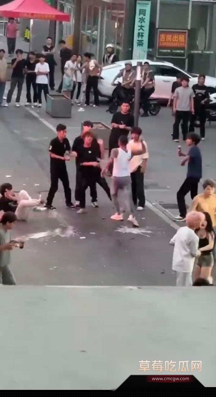年轻人争强好胜 街头打架群殴 5 年轻人争强好胜 街头打架群殴 5