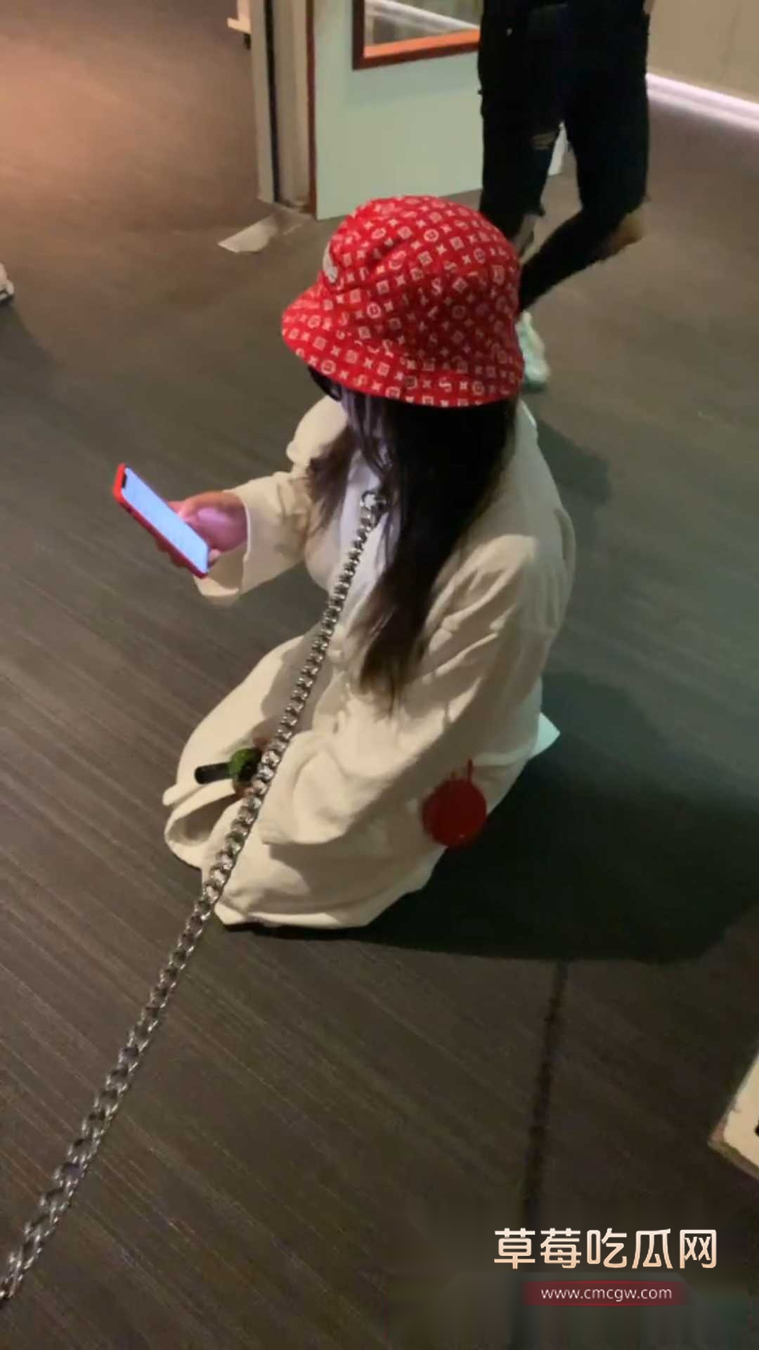 宙斯把女粉丝当狗遛 1 宙斯把女粉丝当狗遛 1
