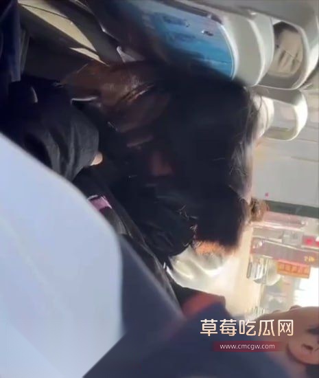 小情侣在公交车上玩口爆被偷拍4 小情侣在公交车上玩口爆被偷拍4