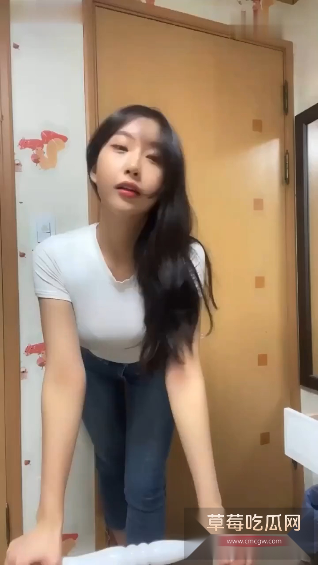 首尔健身女教练一边玩游戏一边被学员玩穴后入 1 首尔健身女教练一边玩游戏一边被学员玩穴后入 1