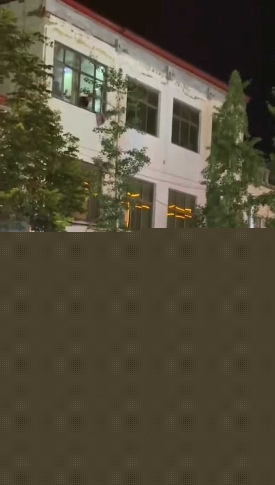 邯郸魏县政府街万信鞋业对面点着煤气罐扔下楼 1 邯郸魏县政府街万信鞋业对面点着煤气罐扔下楼 1