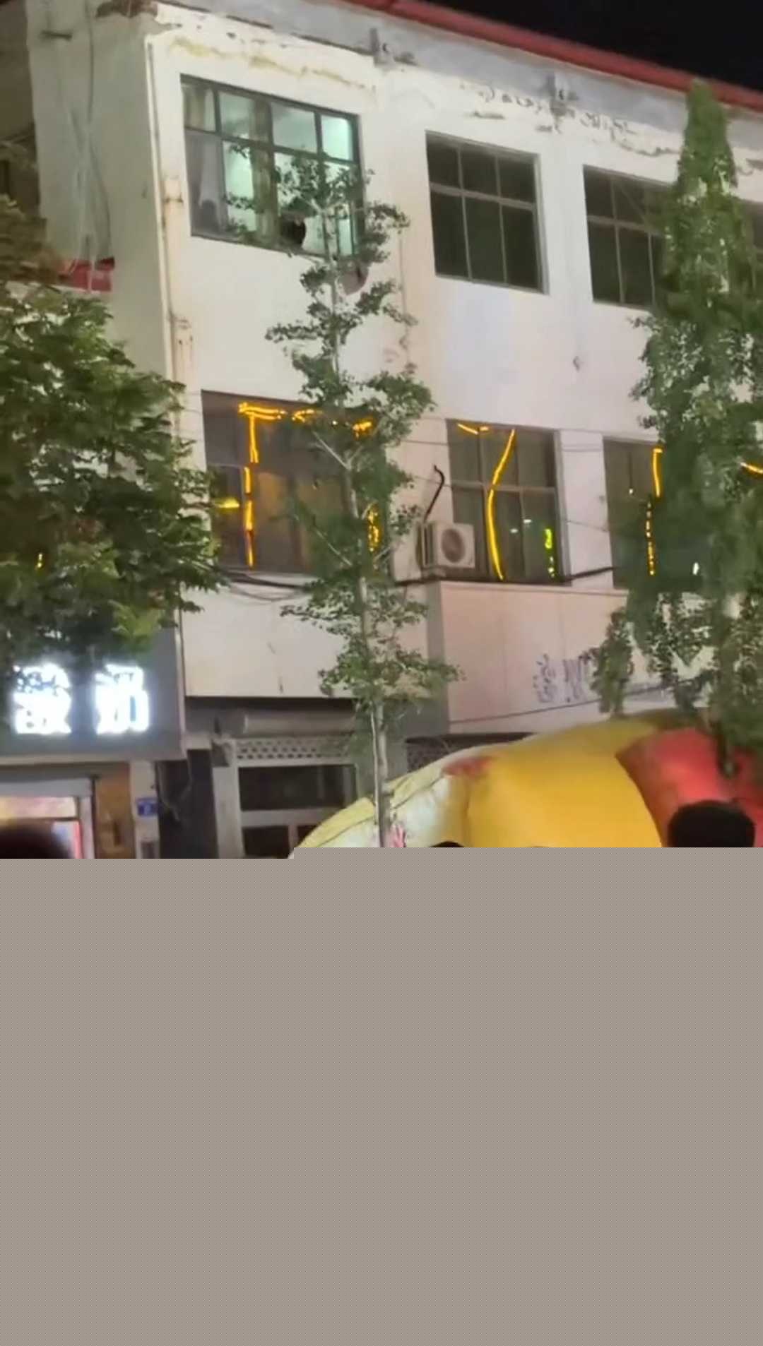 邯郸魏县政府街万信鞋业对面点着煤气罐扔下楼 2 邯郸魏县政府街万信鞋业对面点着煤气罐扔下楼 2